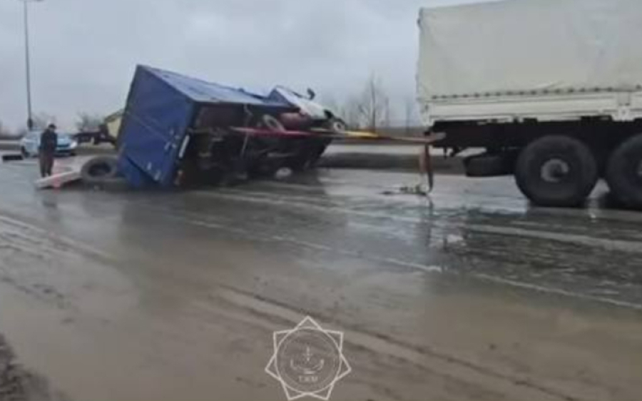 Грузовик перевернулся на трассе в Актюбинской области