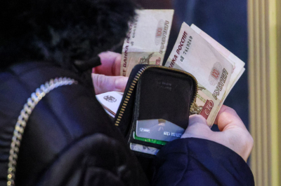 Долги по кредитам и ЖКУ: на сколько могут урезать пенсию, что делать