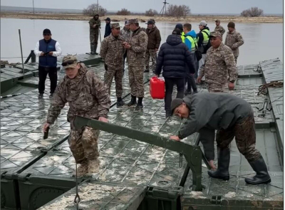 Паромную переправу развернули военные в Актюбинской области (ВИДЕО)