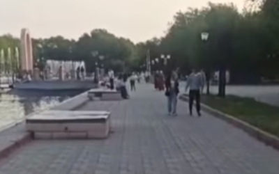 На бордюре можно посидеть - актюбинцы об отсутствии лавок у фонтана в парке