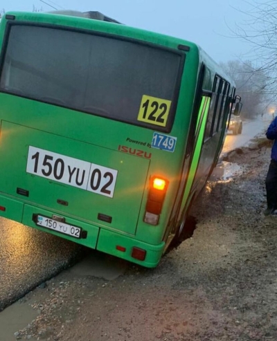 Полный провал: автобус ушел под землю в Алматы