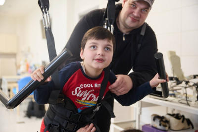 Екатеринбургский фонд ставит на ноги восьмилетнего мальчика с тяжелой болезнью