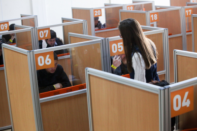 Level Group: россияне старше 46 лет чаще заводят друзей на работе