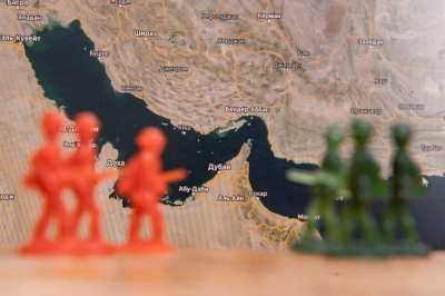 Reuters: Два торговых судна попали под обстрел при попытке пересечь Ормузский пролив