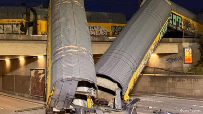 Два поезда столкнулись в Мюнхене: вагоны рухнули с моста, один человек в критическом состоянии