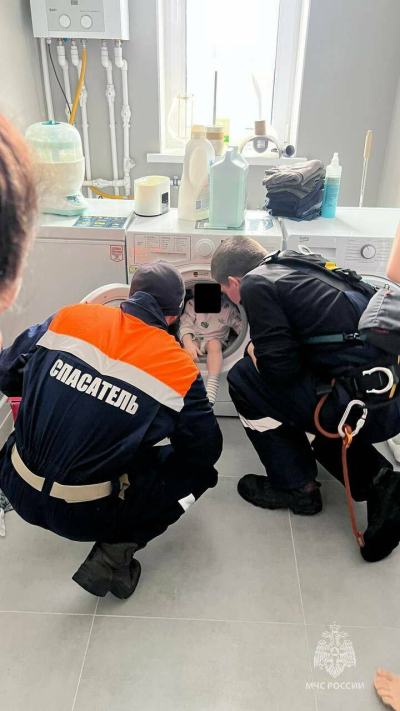 В Казани спасатели достали двухлетнего ребенка из стиральной машины