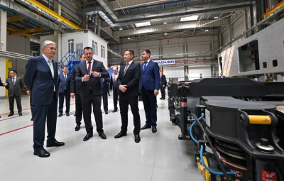 Токаев посетил завод Stadler Kazakhstan: представлен первый казахстанский вагон