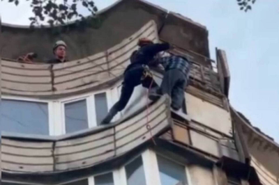 Висевшего на балконе 8 этажа пожилого мужчину спасли в Павлодаре