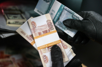 У главы Западно-Сибирской железной дороги нашли пачки купюр и оружие