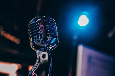 Сабуров пошутил про изгнание из России на первом после отъезда концерте