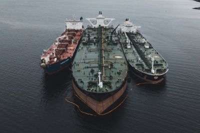 Корпус стражей: три нарушивших правила американских и британских нефтяных танкера были поражены ракетами и сейчас горят