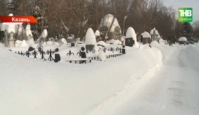 Круглосуточная уборка: сугробы высотой до полутора метров осложнили работу кладбищ Казани