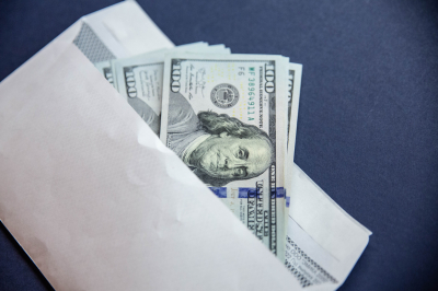 Гражданка Украины пыталась провезти в Польшу доллары с радиацией