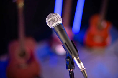 Комик Нурлан Сабуров впервые переведет стендап на арабский и хинди в Дубае