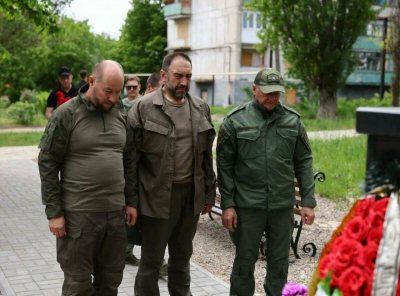 Песошин и Сафаров во время посещения ЛНР почтили память Дамира Исламова