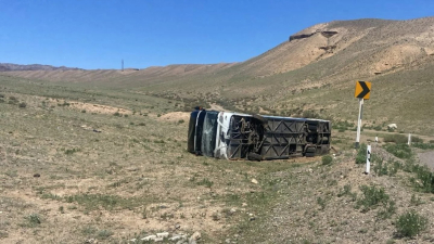 в Алматинской области перевернулся пассажирский автобус
