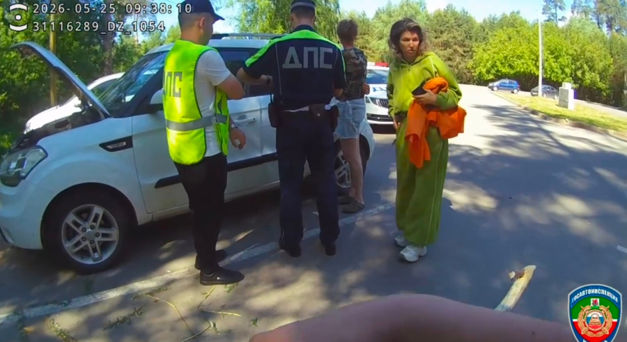 Автоинспекторы Казани помогли матери, у которой ребенок оказался заперт в авто