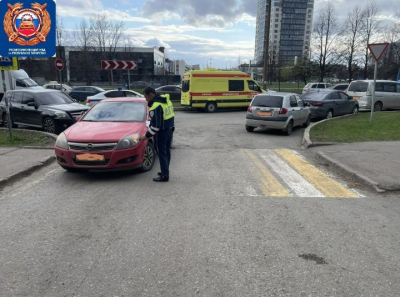 В Челнах двое детей на электросамокате попали под колеса иномарки