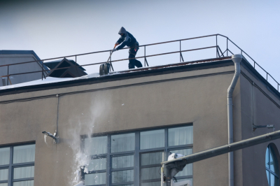 Казанцев призвали быть внимательными: в городе чистят крыши