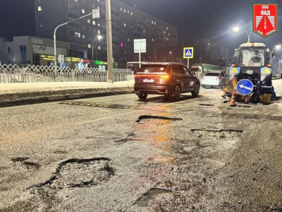 В Набережных Челнах продолжается аварийный ямочный ремонт дорог