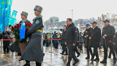 Аким Алматы возложил цветы к монументу Независимости