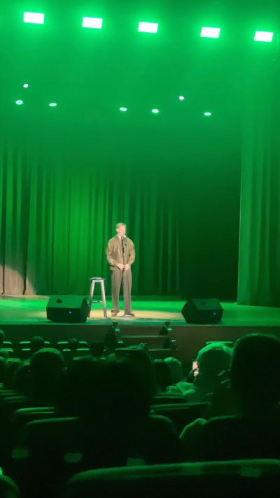 Армейские байки от военного переводчика: комик Илья Раевский выступил в Челнах