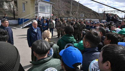 Токаев встретился в СКО с оказывающими помощь пострадавшим от наводнения