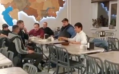 На 5 языках напоминают водителям о ПДД на самом опасном участке дороги