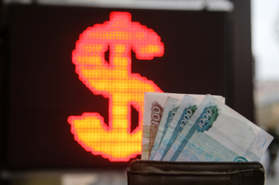 ЦБ&nbsp;опустил официальный курс доллара ниже 77 рублей впервые с&nbsp;февраля