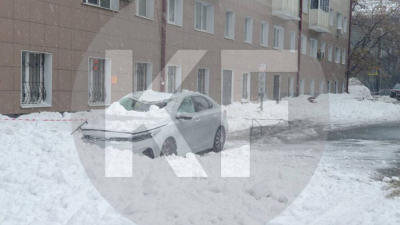 На платной парковке в Казани глыбой снега раздавило иномарку 03/03/2026 &ndash; Новости