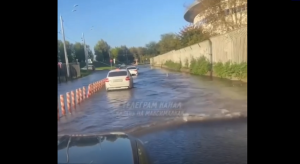 Прорыв водопровода в центре Казани подтопил улицы — видео