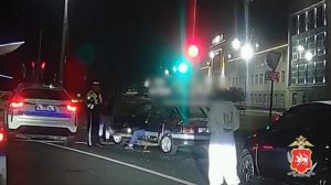 Буйный водитель сам разгромил свою машину на глазах у ДПС в Казани