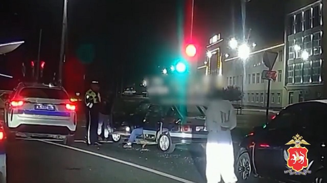 Буйный водитель сам разгромил свою машину на глазах у ДПС в Казани