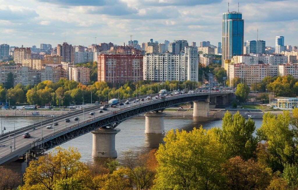 Киев закрыл три моста через Днепр после взрывов у Южного моста