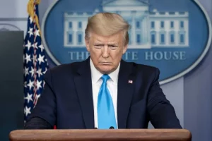 «Зеленский создает проблемы всем»: Трамп заявил, что Украине нужен новый президент