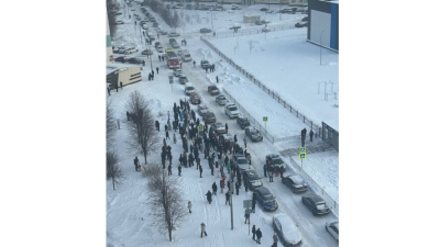 Скорая и полиция у лицея в Нижнекамске, идет эвакуация - первые кадры 22/01/2026 – Новости