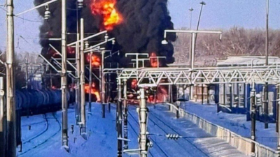 Вагоны грузового поезда сошли с рельсов и загорелись – фото 04/02/2026 – Новости