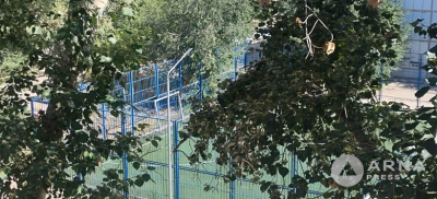 "Аж уши заворачиваются": на шум и нецензурную лексику на спортплощадке пожаловалась семейчанка