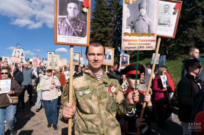 «Это дань памяти великим героям и единение нашего народа»: как в Казани прошел «Бессмертный полк»