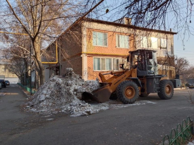 Коммунальные службы продолжают масштабную очистку столицы от снега