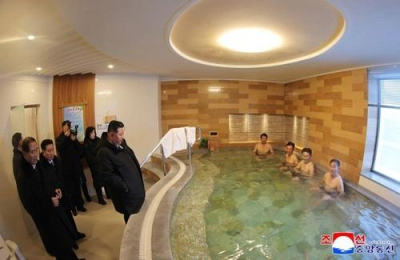 Не только ракеты: Ким Чен Ын осмотрел женскую баню и поговорил с отдыхающими гражданками