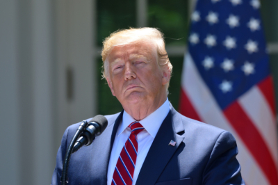 «Здесь есть доктор?»: участник митинга сорвал выступление Трампа обмороком