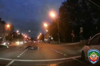 На видео попал момент ДТП с мотоциклистом, попавшим под легковушку в Казани