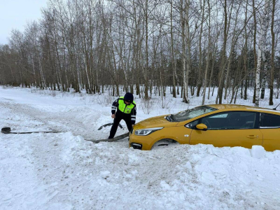 В Татарстане сотрудники ГАИ спасли водителя, застрявшего в сугробе